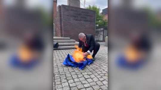 VIDEO: Poľský europoslanec Braun podpálil vlajku Európskej únie. Mal tak reagovať na stratu svojej poslaneckej imunity