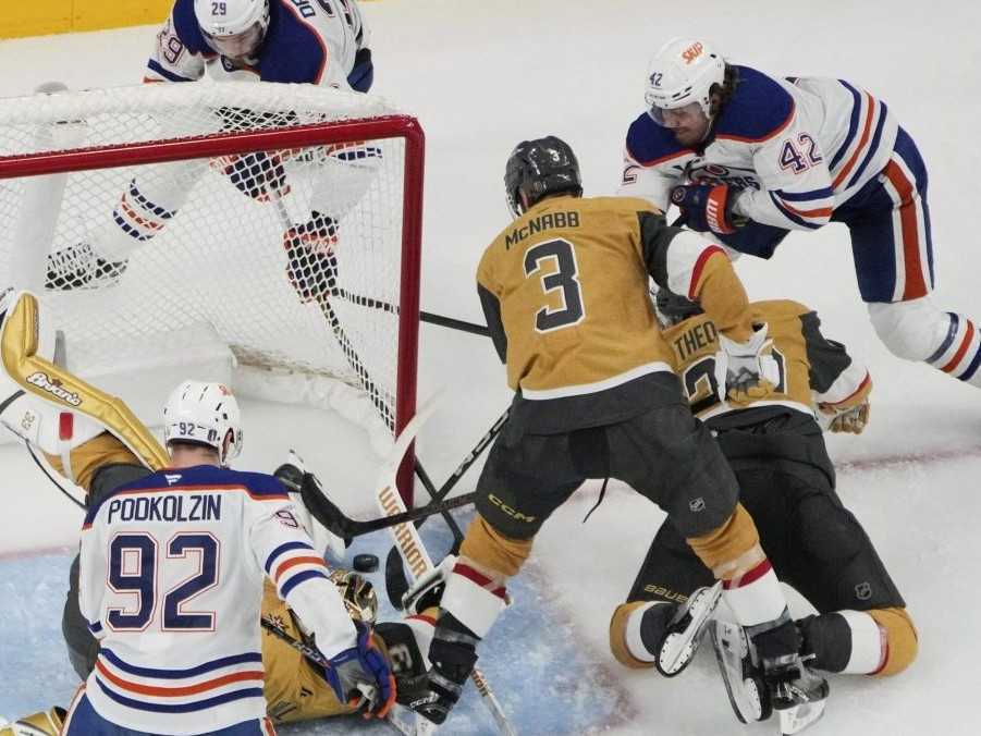 Kapitán Edmontonu strieľa víťazný gól.