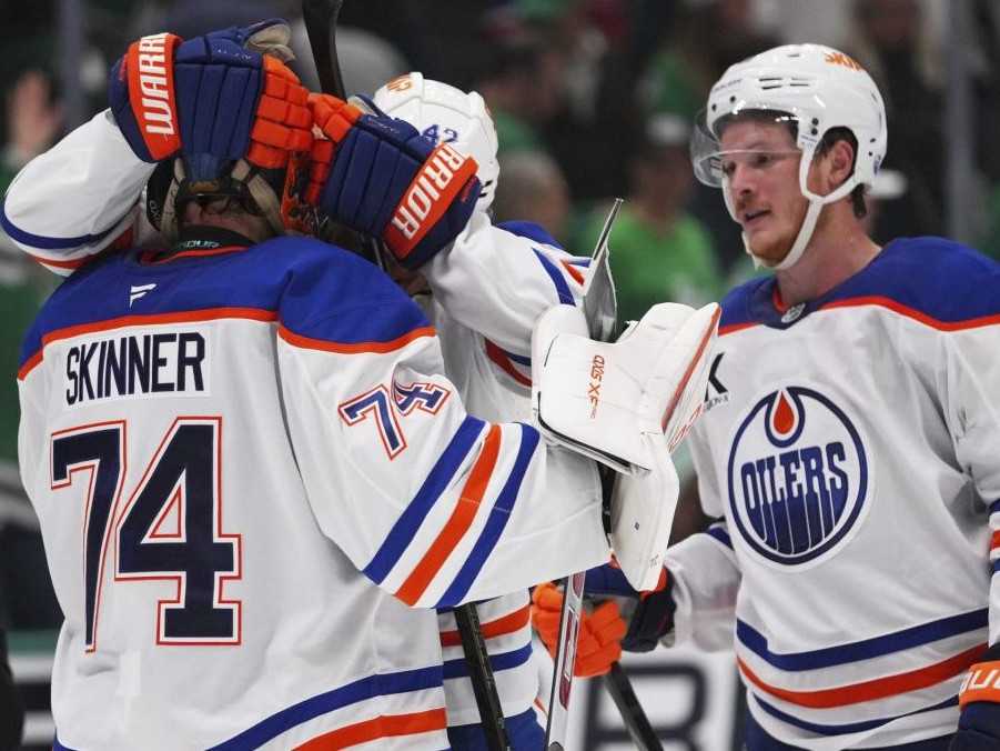 Na snímke hráči Edmontonu Oilers sa tešia z víťazstva.