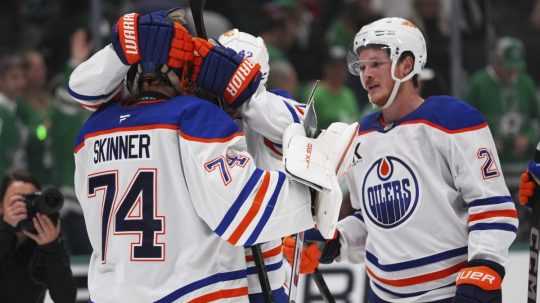 Na snímke hráči Edmontonu Oilers sa tešia z víťazstva.