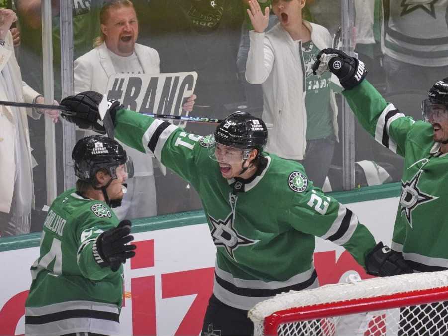 Hráči Dallasu Stars sa tešia z gólu.