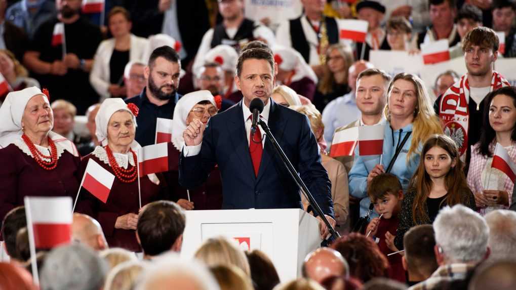 Druhé kolo poľských prezidentských volieb bude zrejme tesné, postúpili Trzaskowski a Nawrocki