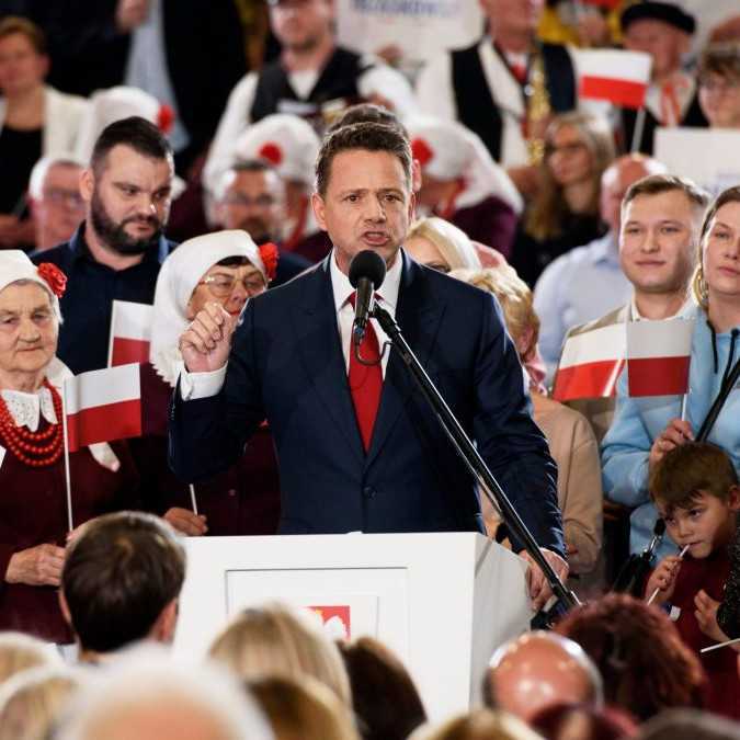 Druhé kolo poľských prezidentských volieb bude zrejme tesné, postúpili Trzaskowski a Nawrocki