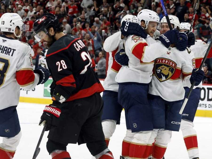 Na snímke hráč Carter Verhaeghe z Floridy Panthers sa raduje z gólu so spoluhráčmi.