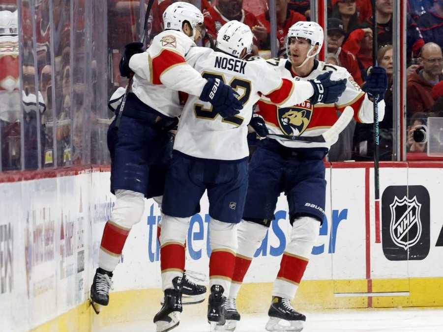 Hráči Floridy sa radujú z gólu.