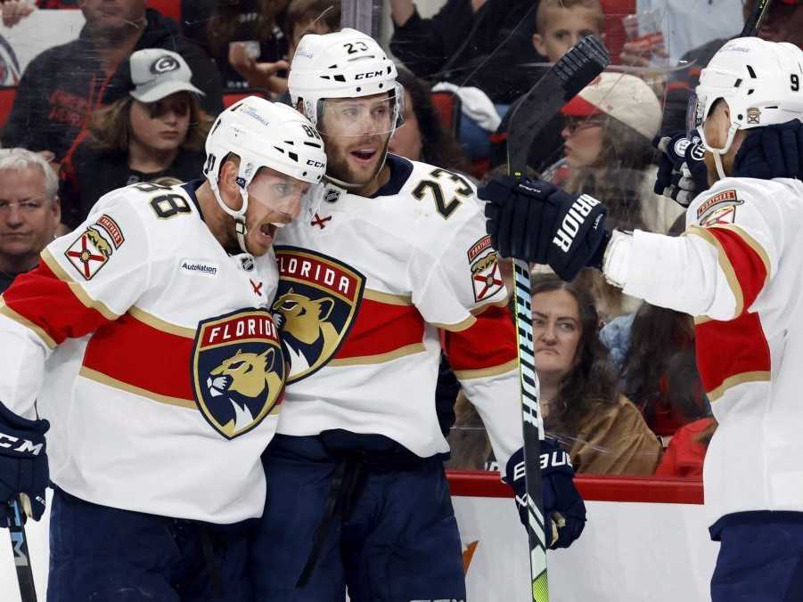 Hráči Floridy Panthers sa radujú z gólu.