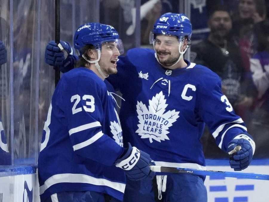 Na snímke hráči Toronta Matthew Knies (vľavo) a Auston Matthews sa radujú z gólu.
