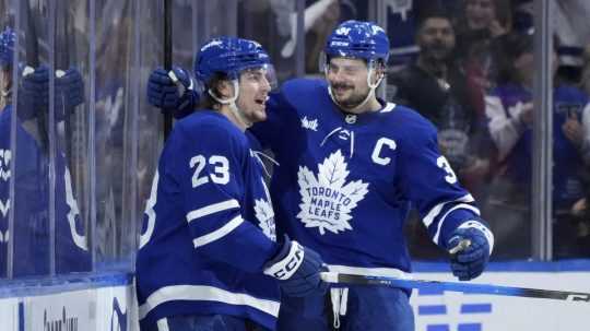Na snímke hráči Toronta Matthew Knies (vľavo) a Auston Matthews sa radujú z gólu.