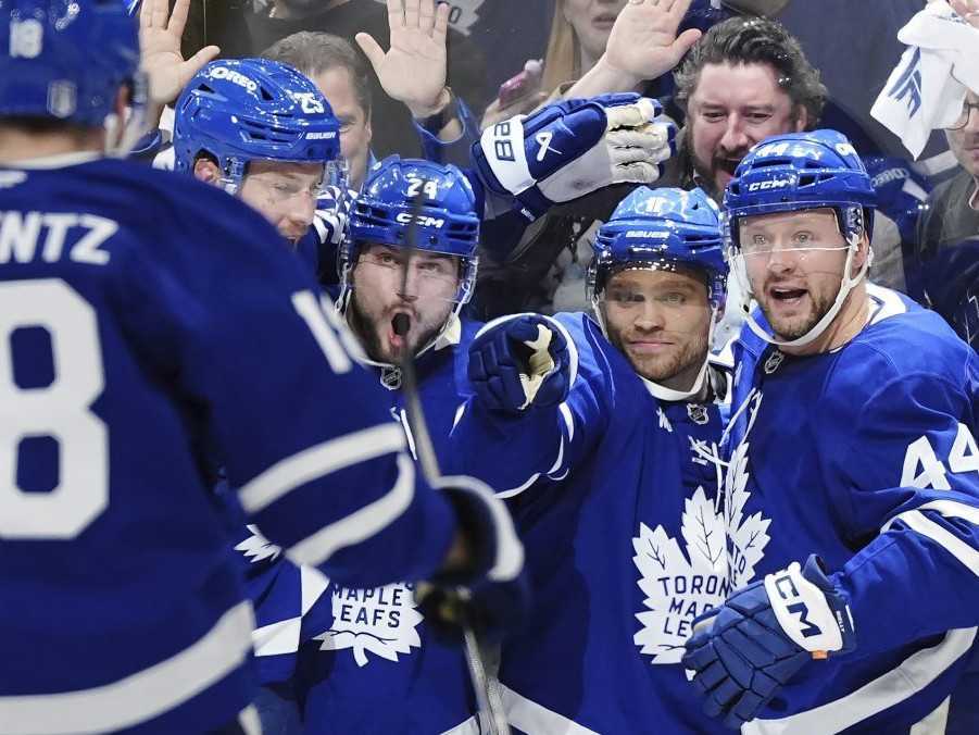 Hráči Toronta sa tešia z gólu.