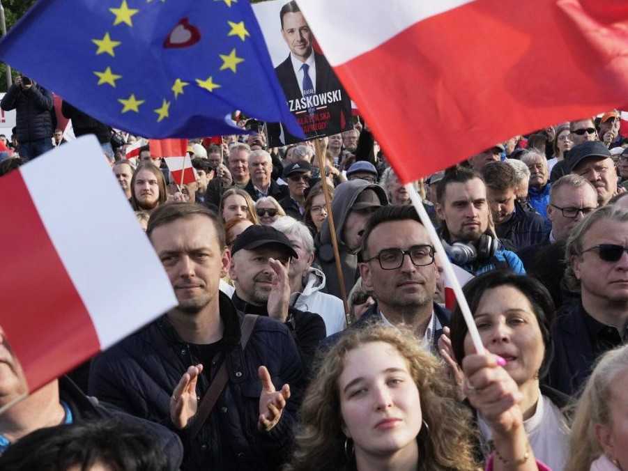 Podporovatelia primátora Varšavy Rafala Trzaskowského.