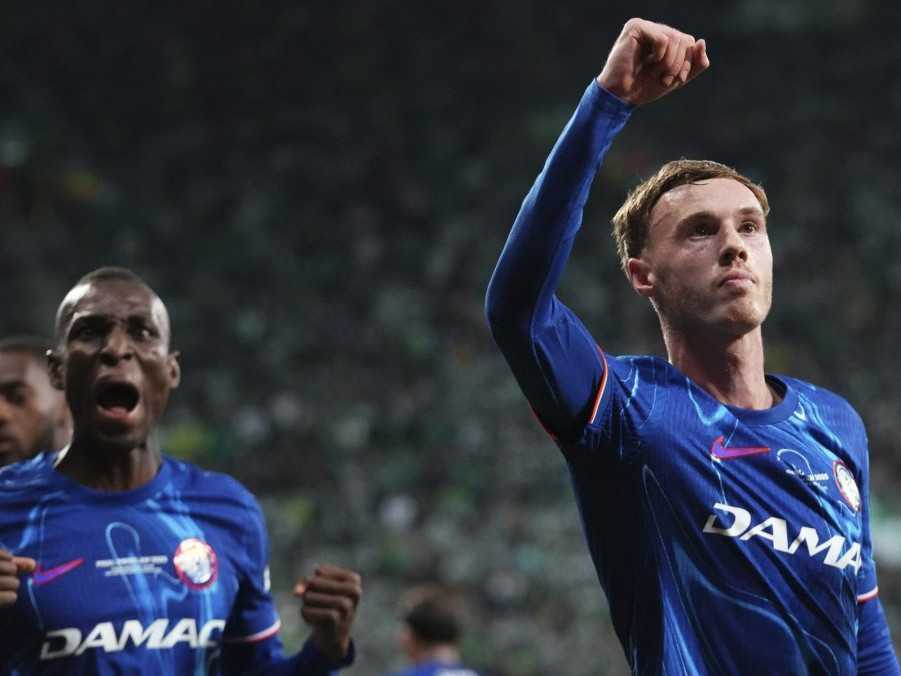 Hráči londýnskej Chelsea oslavujú gól.