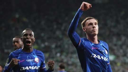 Hráči londýnskej Chelsea oslavujú gól.