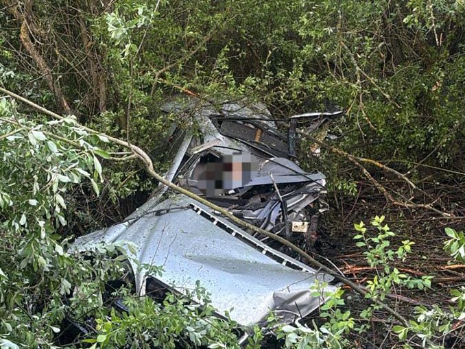 Jedna osoba prišla o život pri dopravnej nehode na Záhorí. Vozidlo zišlo s cesty a narazilo do stromu