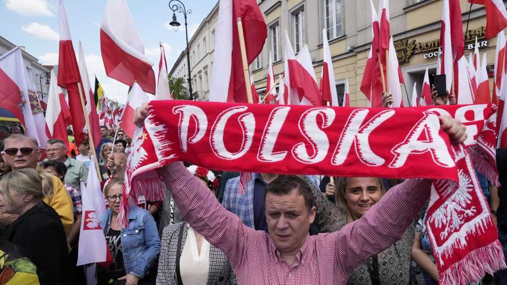 FOTO: Ulice Varšavy zaplavili desaťtisíce ľudí. Prišli vyjadriť podporu svojmu favoritovi v prezidentských voľbách