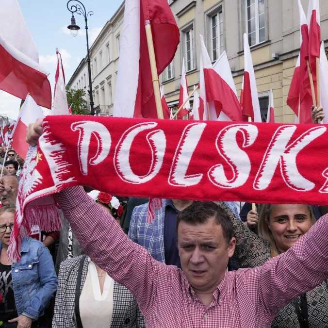 FOTO: Ulice Varšavy zaplavili desaťtisíce ľudí. Prišli vyjadriť podporu svojmu favoritovi v prezidentských voľbách