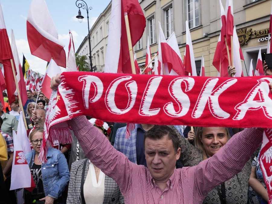 FOTO: Ulice Varšavy zaplavili desaťtisíce ľudí. Prišli vyjadriť podporu svojmu favoritovi v prezidentských voľbách