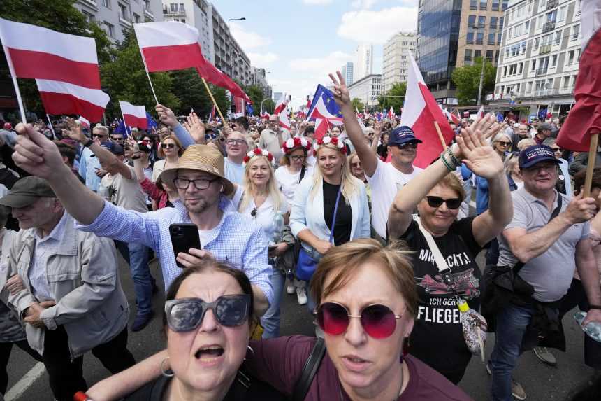 FOTO: Ulice Varšavy zaplavili desaťtisíce ľudí. Prišli vyjadriť podporu svojmu favoritovi v prezidentských voľbách