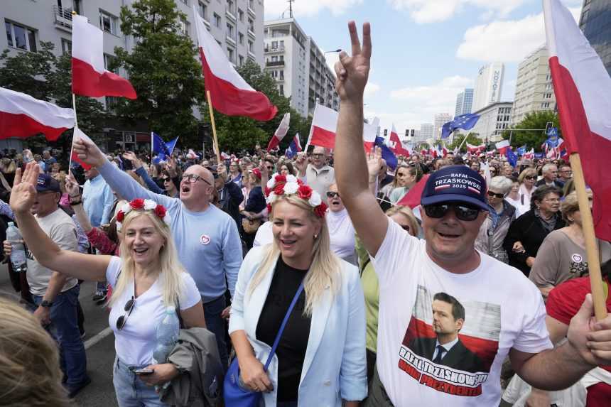 FOTO: Ulice Varšavy zaplavili desaťtisíce ľudí. Prišli vyjadriť podporu svojmu favoritovi v prezidentských voľbách