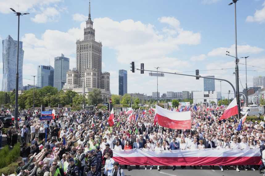 FOTO: Ulice Varšavy zaplavili desaťtisíce ľudí. Prišli vyjadriť podporu svojmu favoritovi v prezidentských voľbách