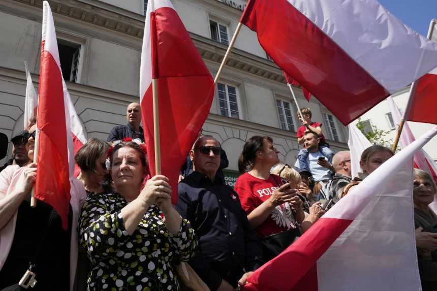 Podporovatelia konzervatÃƒÂ­vneho kandidÃƒÂ¡ta Karola NawrockÃƒÂ©ho.