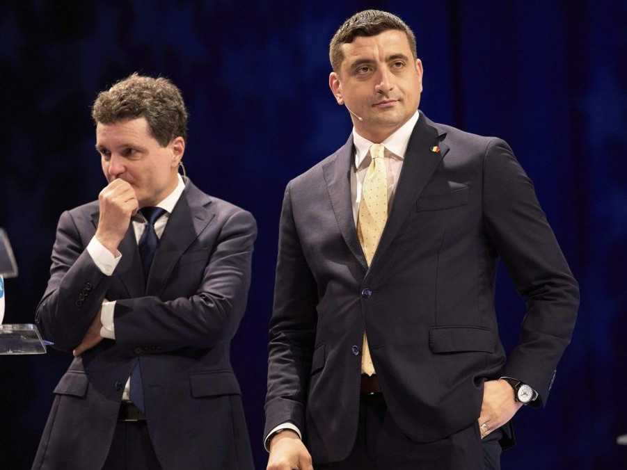 Kandidáti v rumunských prezidentských voľbách - Zľava Nicusor Dan a George Simion.