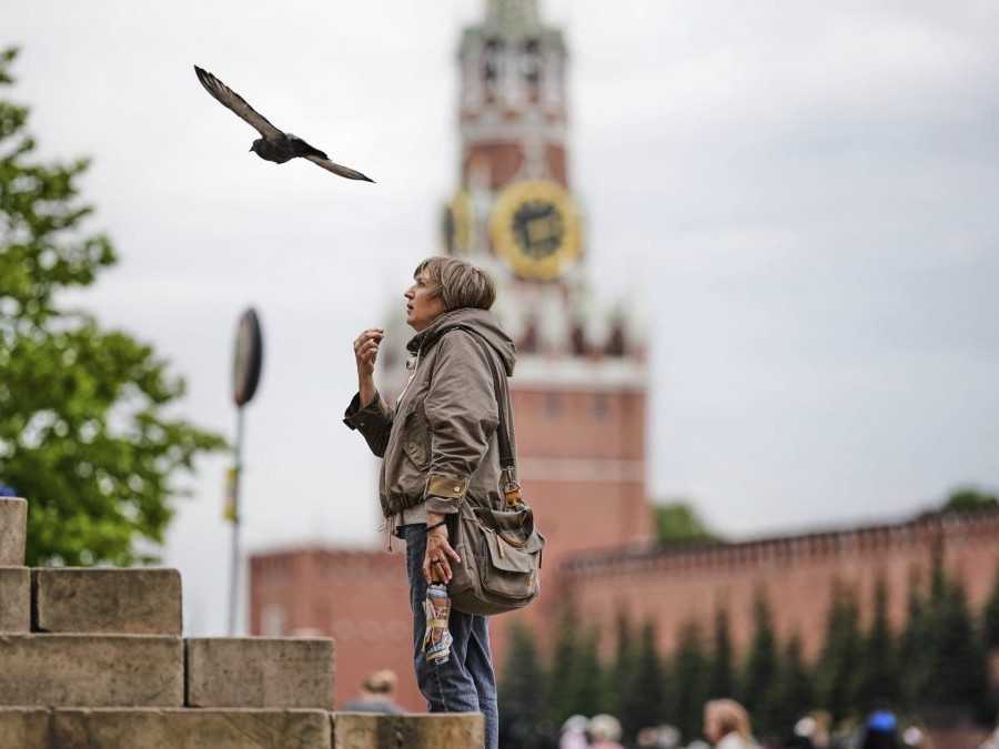 Žena sa prežehnáva pred chrámom Panny Márie Kazanskej na Červenom námestí v Moskve.