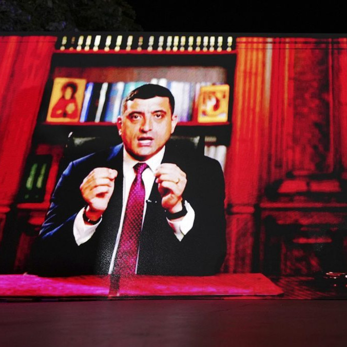 Prvé kolo prezidentských volieb v Rumunsku vyhral krajne pravicový George Simion, rozhodne druhé kolo