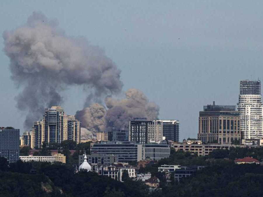 Na archívnej snímke dym stúpa nad Kyjevom po ruskom útoku.