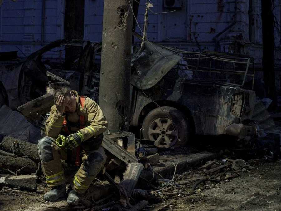 Na archívnej snímke záchranár pri budove zničenej ruským raketovým útokom na mesto Sumy.