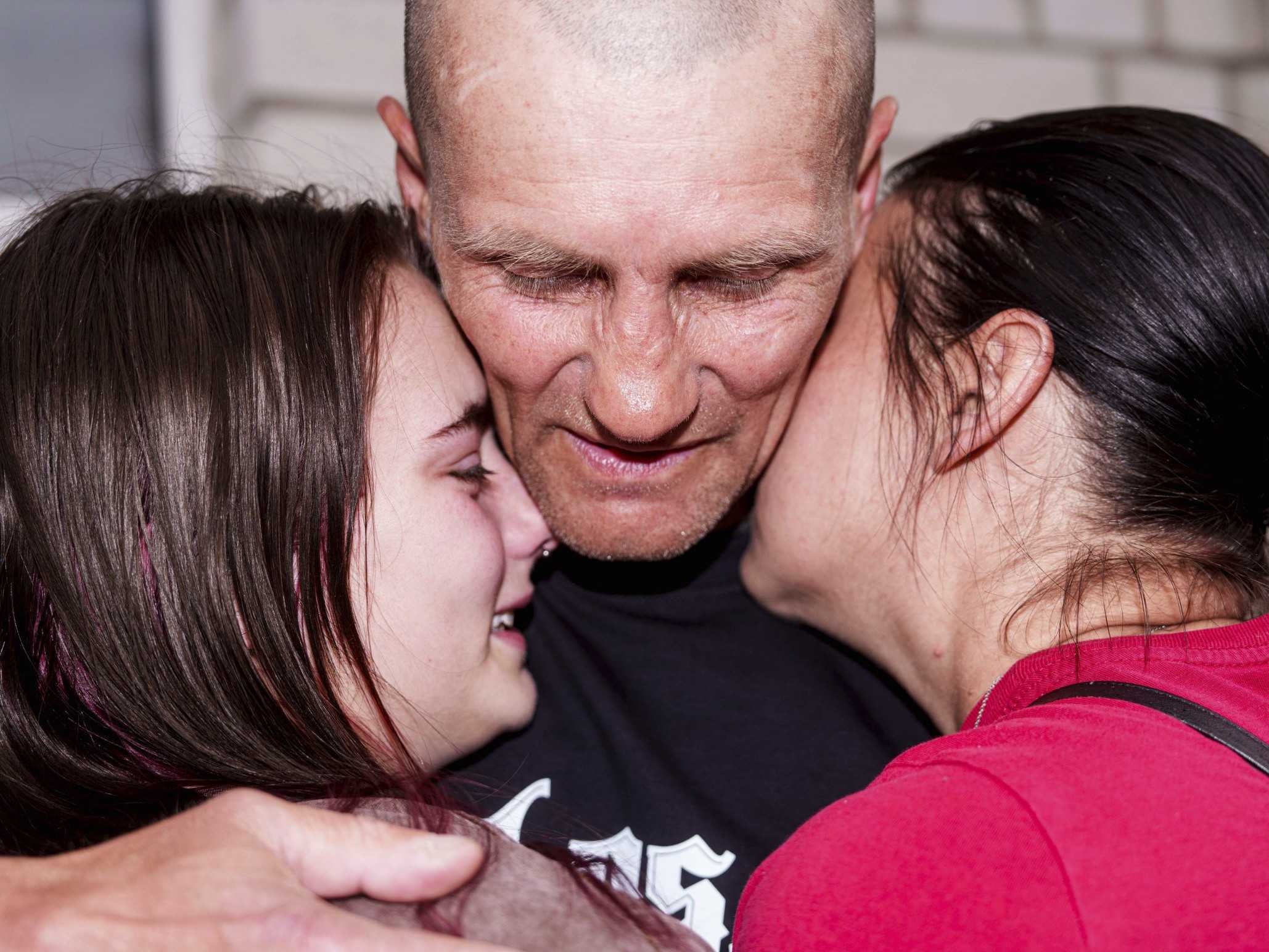 Ukrajinský vojak sa po výmene zajatcov vracia k rodine.