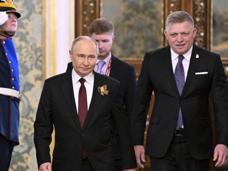 Ruský prezident Vladimir Putin (vľavo) a premiér SR Robert Fico.