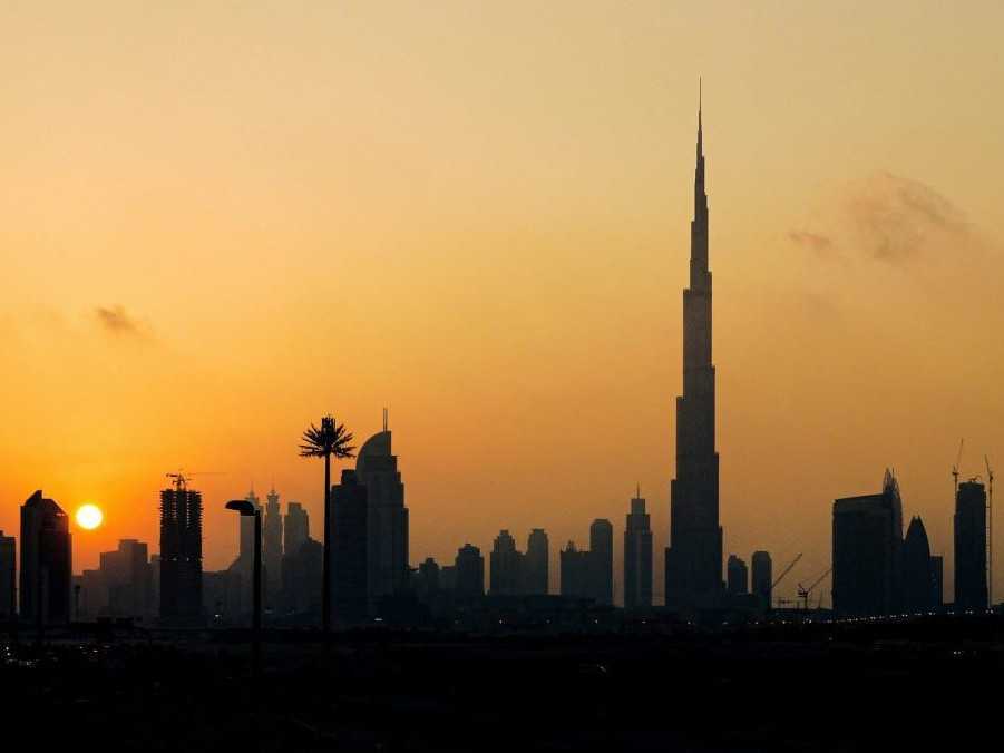 Na snímke silueta budov v Dubaji.