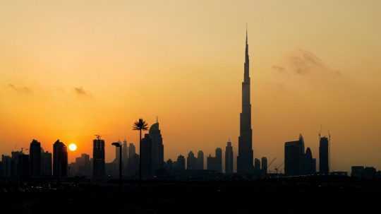 Na snímke silueta budov v Dubaji.