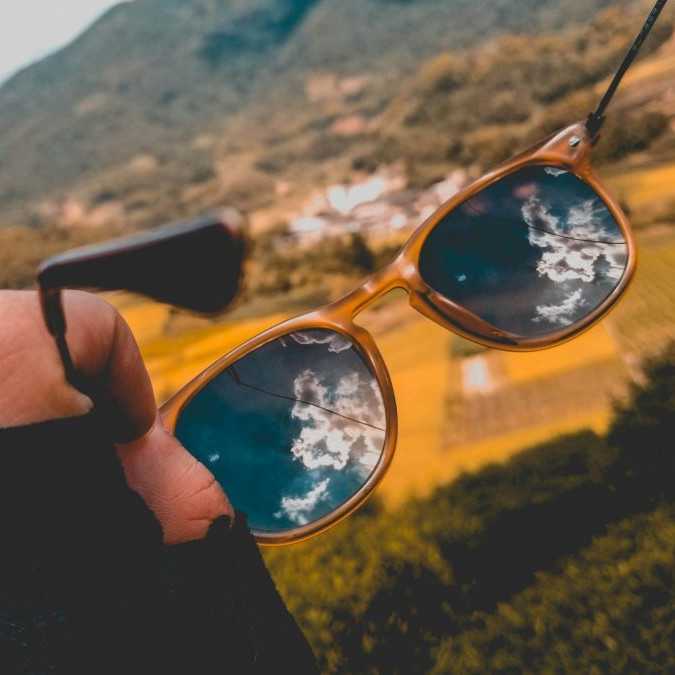 Nosíte slnečné okuliare? Slnko môže poškodiť rohovku oka, hrozí aj šedý zákal, varuje primárka