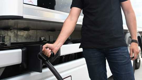 Slovensko sa čoskoro dočká rýchlych nabíjačiek na elektromobily. Auto nabijú do niekoľkých minút