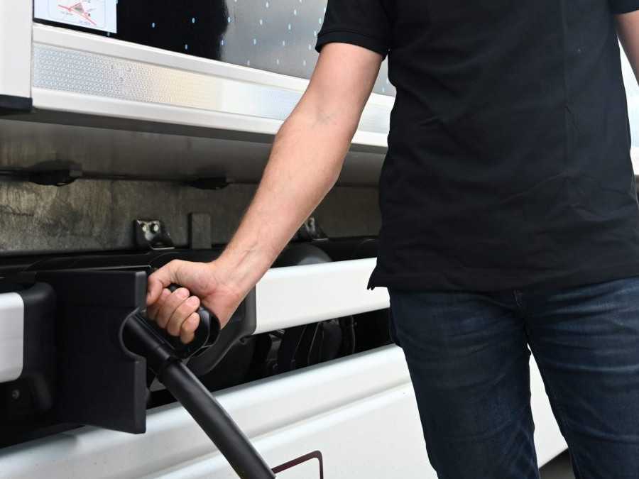 Slovensko sa čoskoro dočká rýchlych nabíjačiek na elektromobily. Auto nabijú do niekoľkých minút