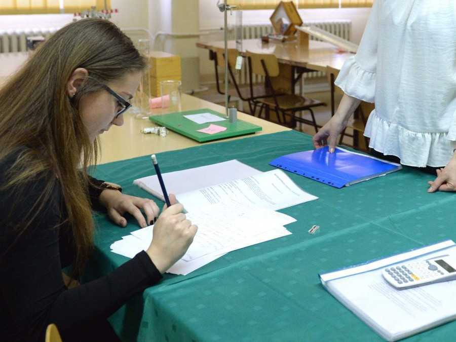 Študentka počas prípravy na ústnu maturitnú skúšku.