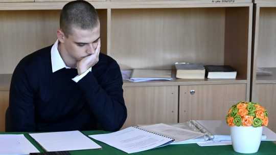Na snímke ústne maturity . Študent si číta zadania počas prípravy.