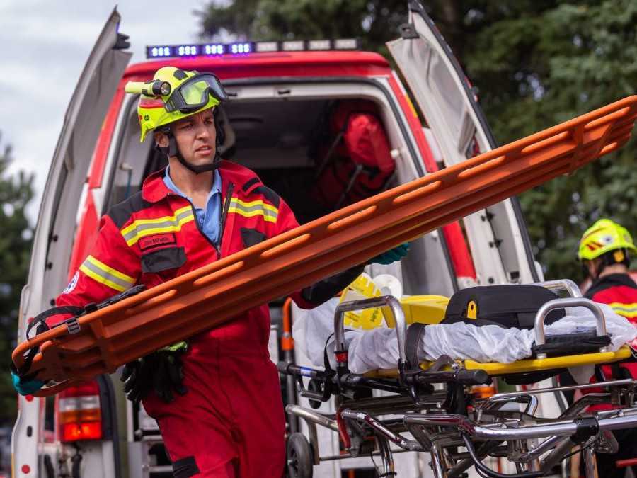 Na snímke záchranári.