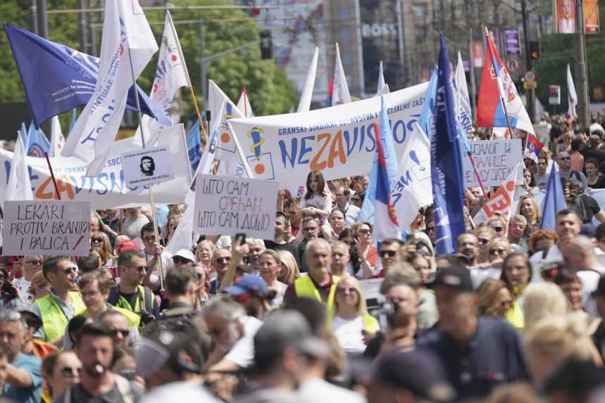 Do protestov v Srbsku sa prvýkrát zapojili odbory. K študentom sa pridali pol roka po tragédii v Novom Sade