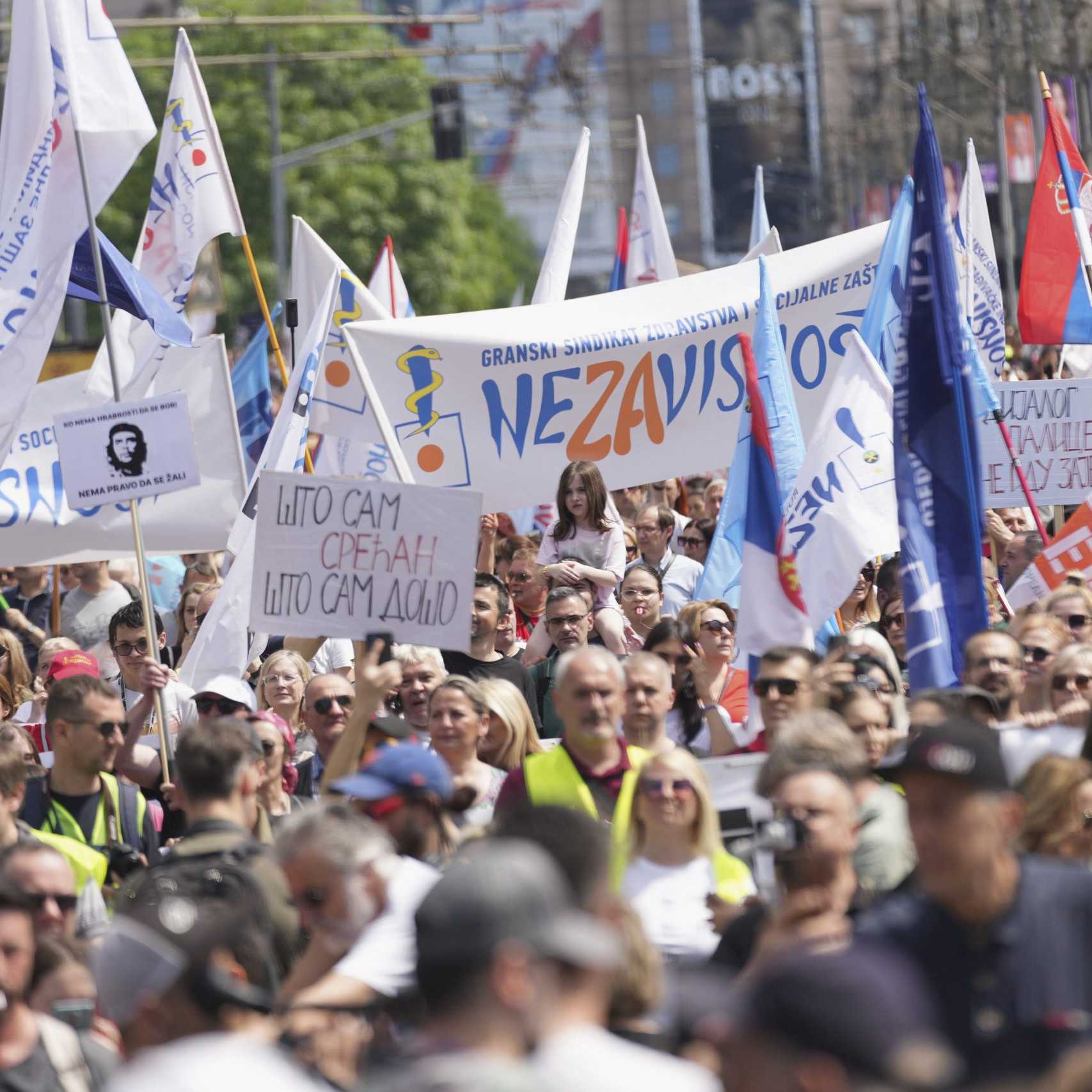 Do protestov v Srbsku sa prvýkrát zapojili odbory. K študentom sa pridali pol roka po tragédii v Novom Sade