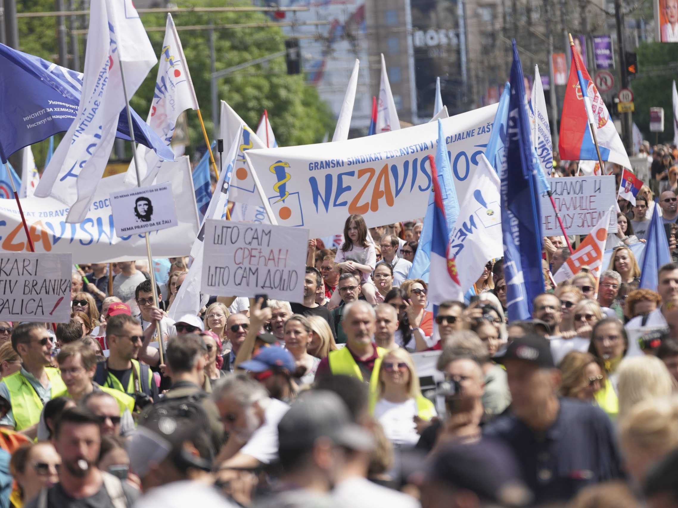 Do protestov v Srbsku sa prvýkrát zapojili odbory. K študentom sa pridali pol roka po tragédii v Novom Sade