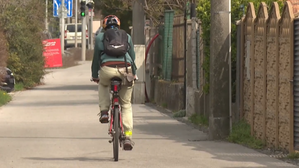 Chodník na rušnej ulici v Bratislave zdieľajú chodci, cyklisti aj autá. O nebezpečné kolízie tam nie je núdza