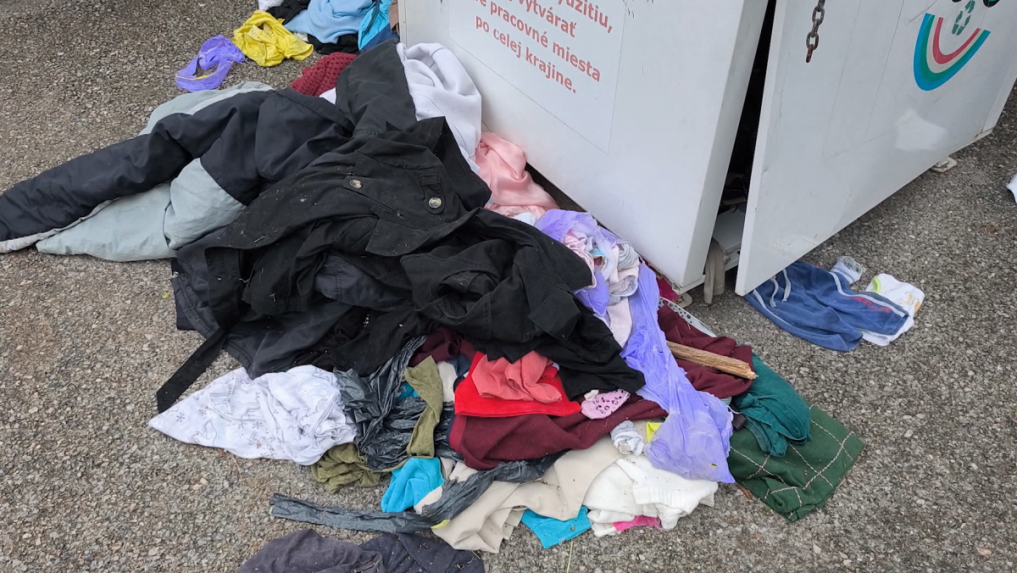 Vandali v Považskej Bystrici pri krádežiach šiat nenávratne poškodzujú kontajnery na textil, zneužívajú na to aj deti
