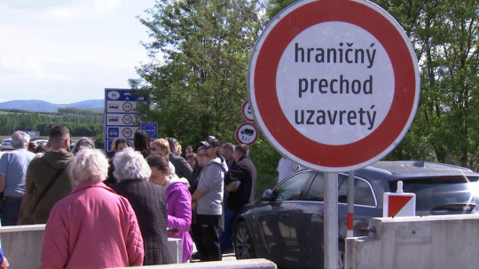Ľudia na uzavretom hraničnom priechode.
