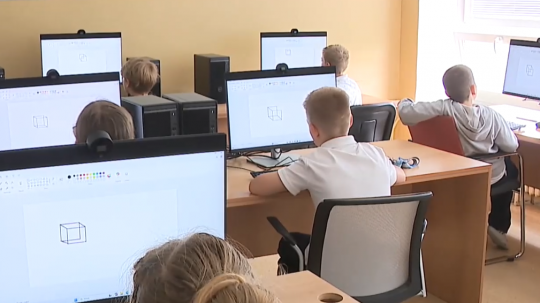 deti v škole za počítačmi