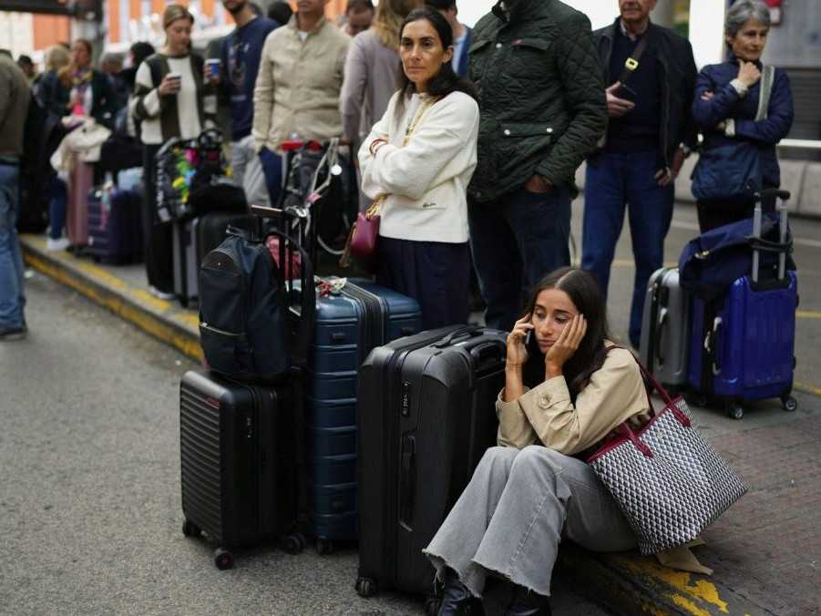 Cestujúci čakajú na železničnej stanici v Madride.