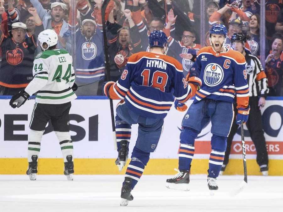 Na snímke hokejisti Edmontonu Oilers Zach Hyman a kapitán Edmontonu Connor McDavid sa tešia z gólu.
