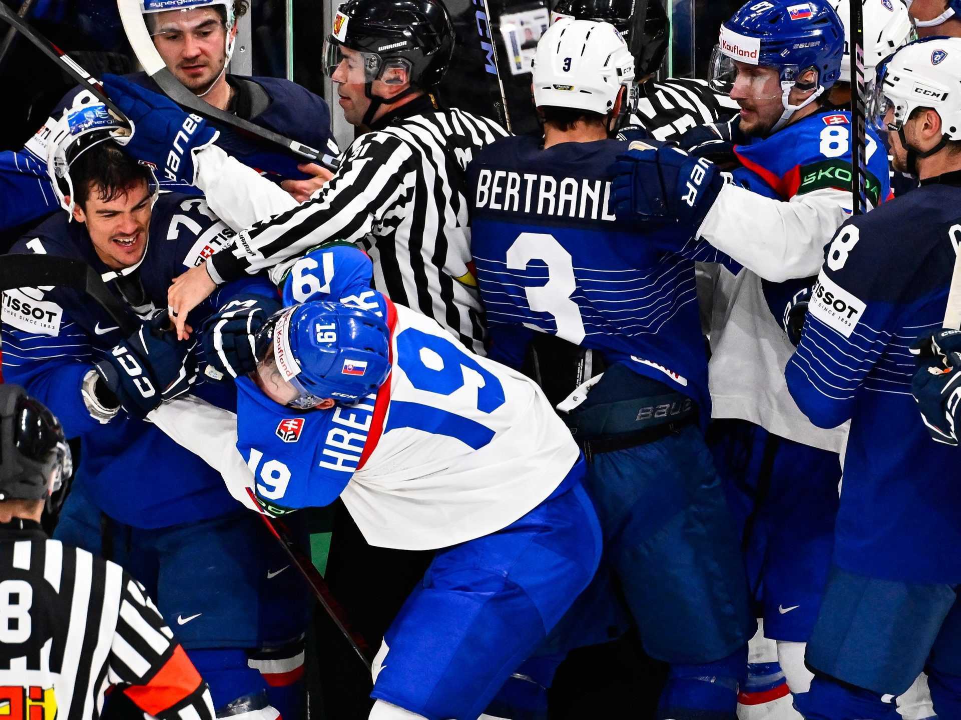 Šarvátka medzi slovenskými a francúzskymi hokejistami.