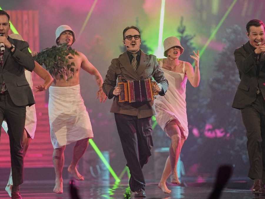 Skupina KAJ, ktorá reprezentuje Švédsko, v piesni Bara Bada Bastu spievala o radostiach saunovania.